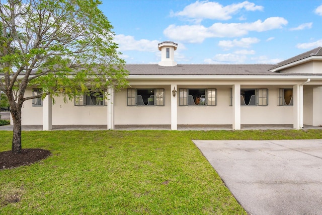 view of front facade with covered porch and a front yard