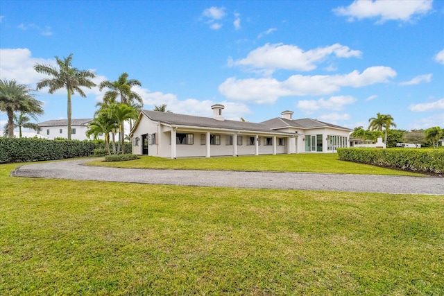 single story home featuring a front lawn