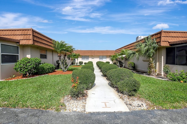 view of front of property featuring a front lawn