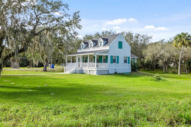 view of front of house featuring a front lawn