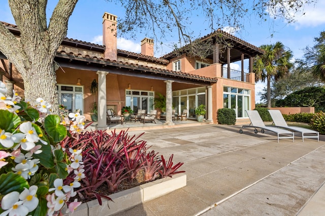 view of front facade featuring a patio