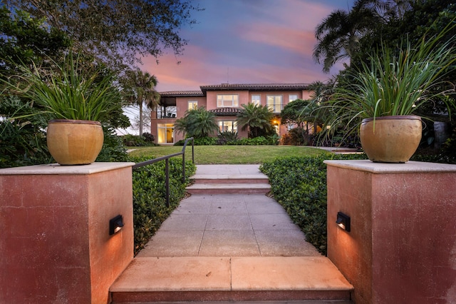 view of front of property with a lawn