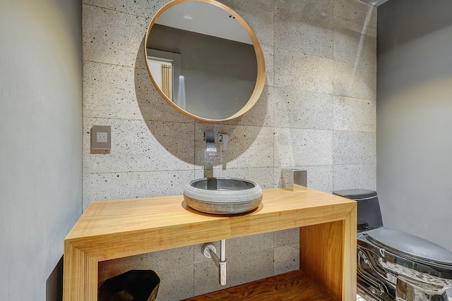 bathroom with toilet and tasteful backsplash