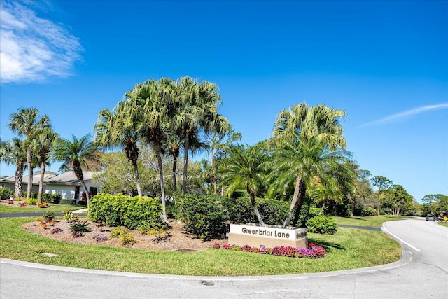 view of home's community featuring a yard