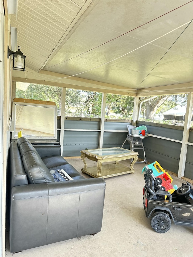 sunroom with lofted ceiling