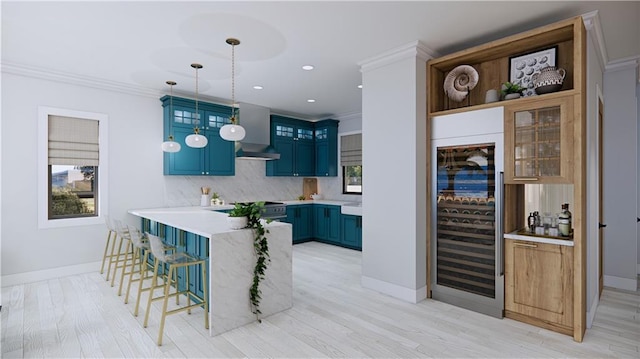 kitchen featuring backsplash, crown molding, light hardwood / wood-style flooring, blue cabinetry, and a breakfast bar