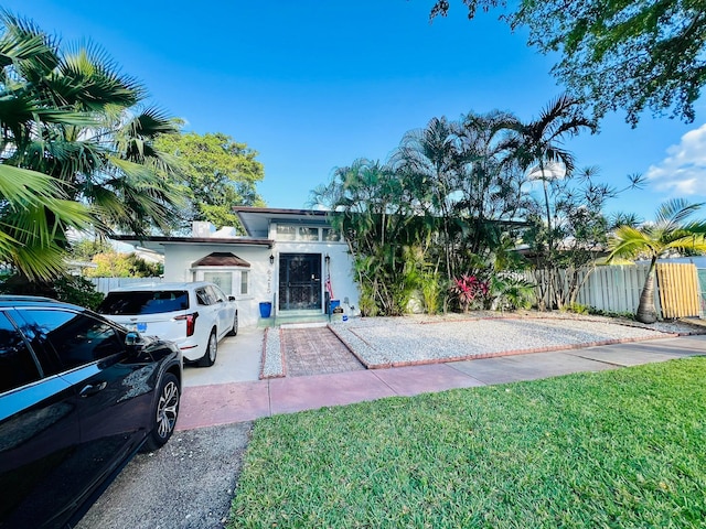 view of front facade featuring a front lawn