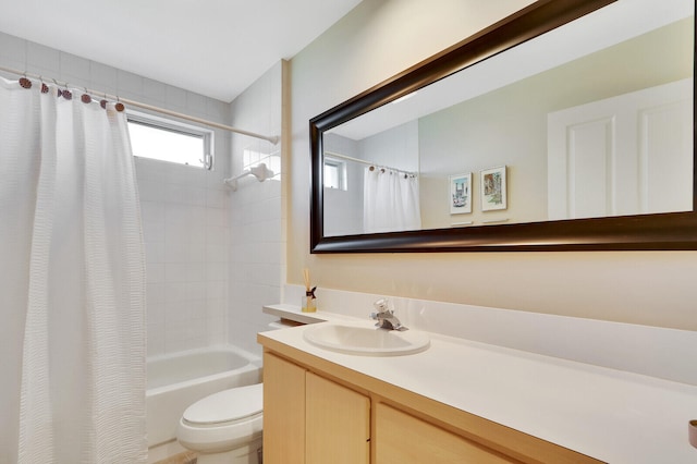 full bathroom featuring shower / bath combo with shower curtain, toilet, and oversized vanity