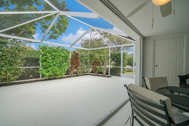 sunroom with ceiling fan