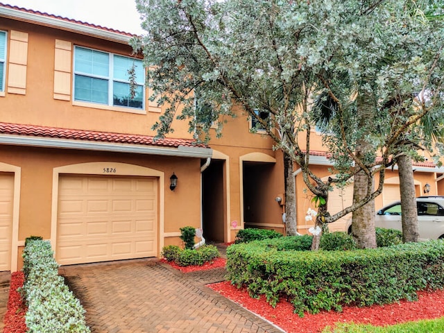 view of front facade featuring a garage