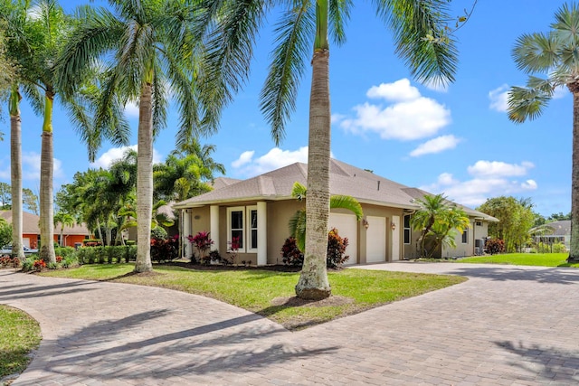 view of front of home featuring a front yard