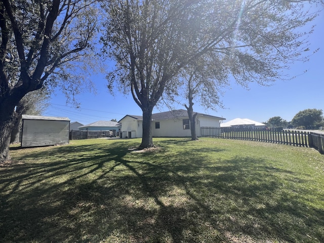 view of yard with an outdoor structure