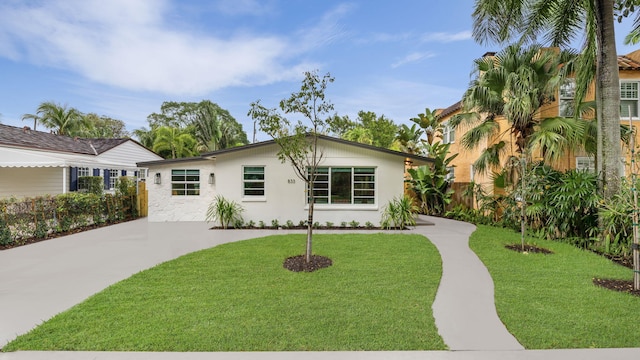 single story home with a front yard