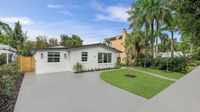 ranch-style home featuring a front lawn