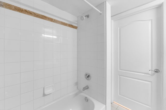 bathroom with tiled shower / bath