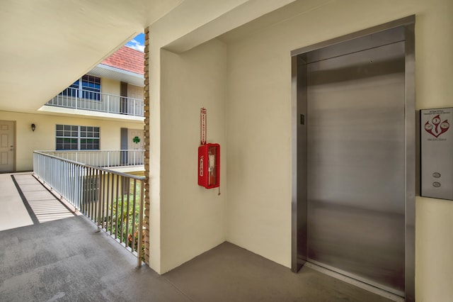 balcony featuring elevator