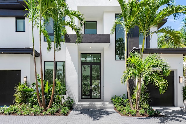 entrance to property featuring a balcony