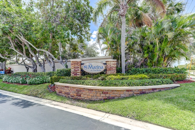 community sign with a yard