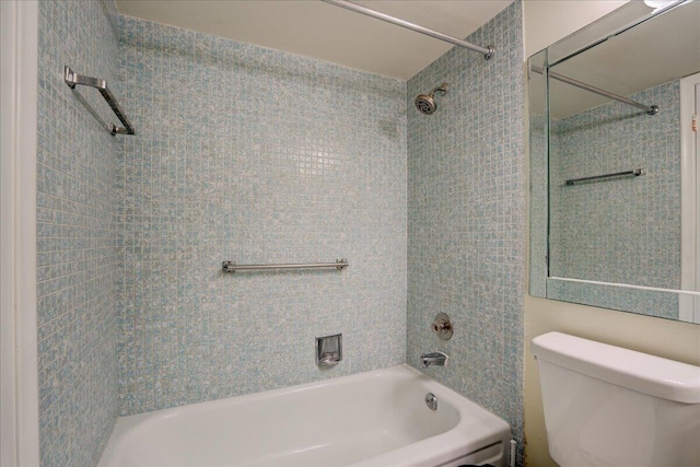 bathroom with tiled shower / bath and toilet