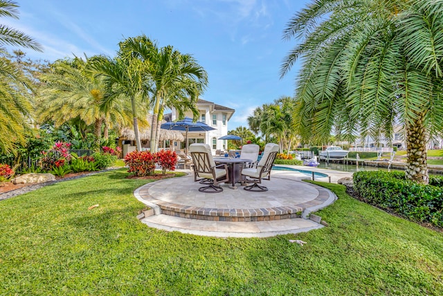 view of yard featuring a patio area