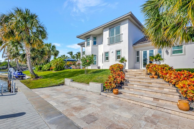 view of front facade with a front lawn