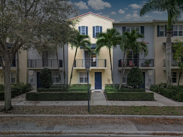 view of front of home featuring a balcony