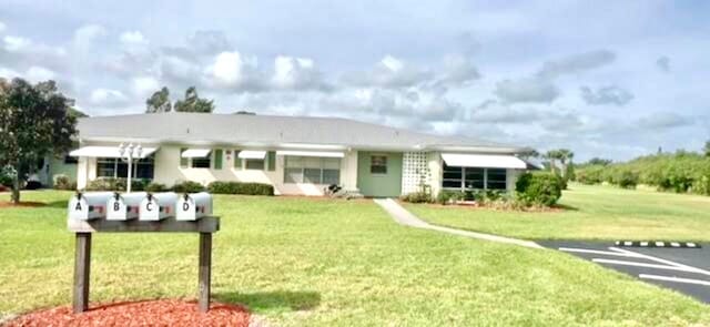 ranch-style home with a front yard