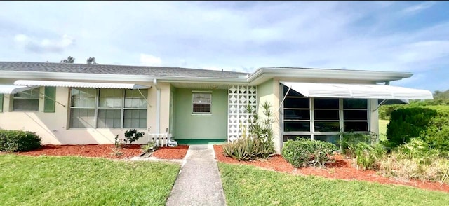 view of front of property featuring a front lawn