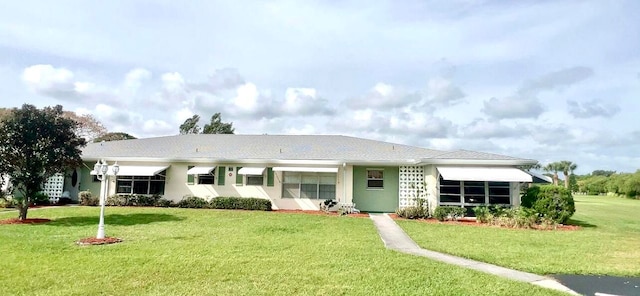 single story home featuring a front lawn