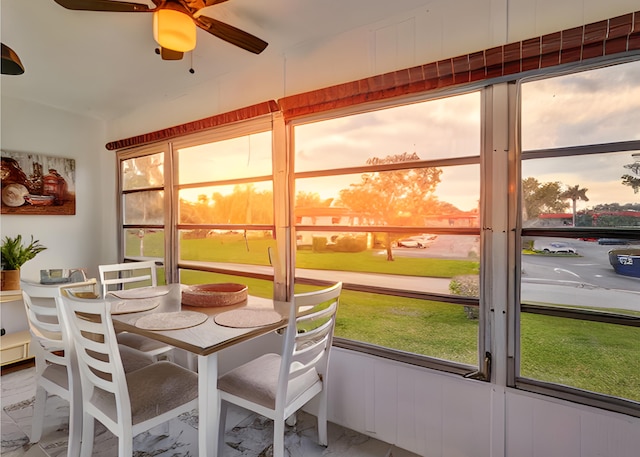 sunroom with ceiling fan