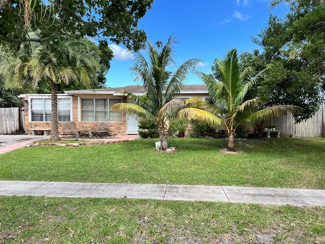 view of front facade featuring a front yard