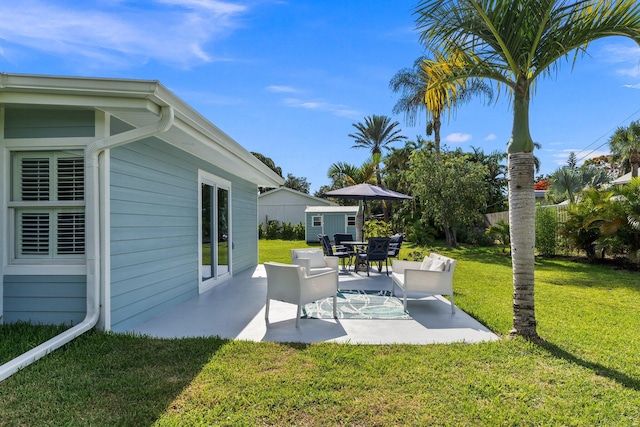 view of yard featuring a patio