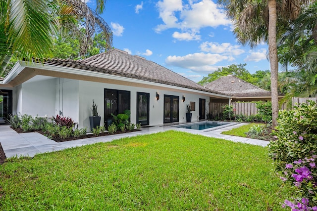 view of front of house featuring a front lawn