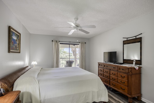 bedroom with dark wood-style flooring, a textured ceiling, and a ceiling fan