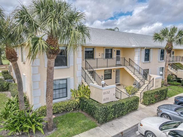 townhome / multi-family property featuring a balcony