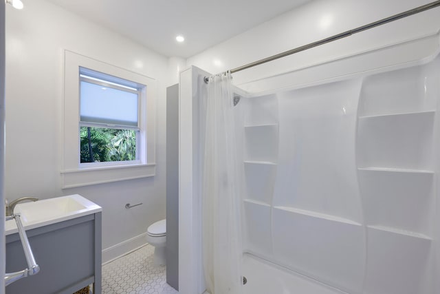 full bathroom with baseboards, a shower with shower curtain, toilet, a sink, and recessed lighting