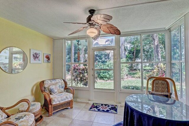 sunroom with ceiling fan