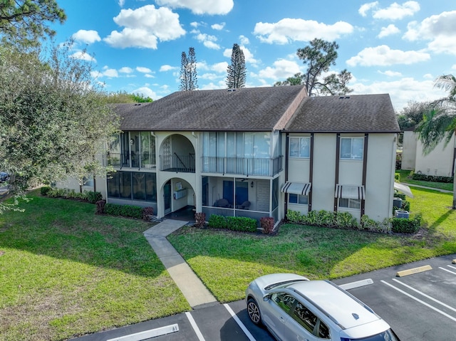 townhome / multi-family property featuring a front yard