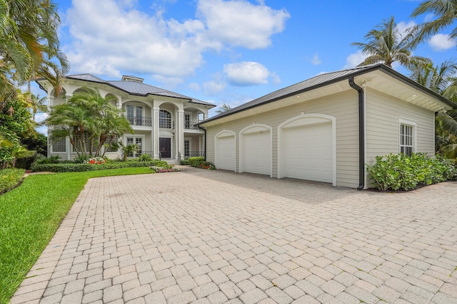 view of front of house featuring a front lawn and a garage