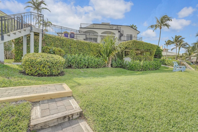 view of yard with a balcony