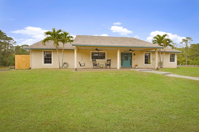 view of front of property with ceiling fan, a porch, and a front yard