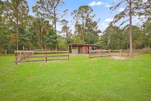 view of yard featuring an outbuilding