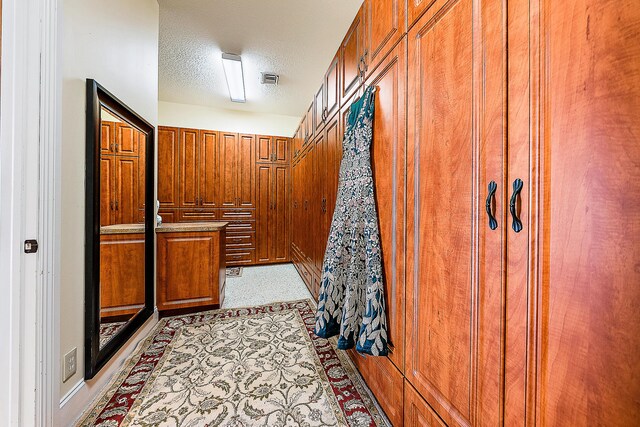 sitting room with crown molding