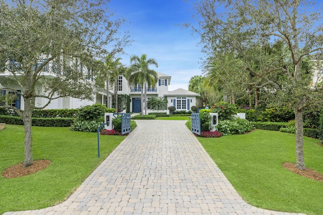 view of front facade with a front yard