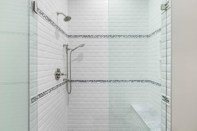 bathroom featuring a tile shower