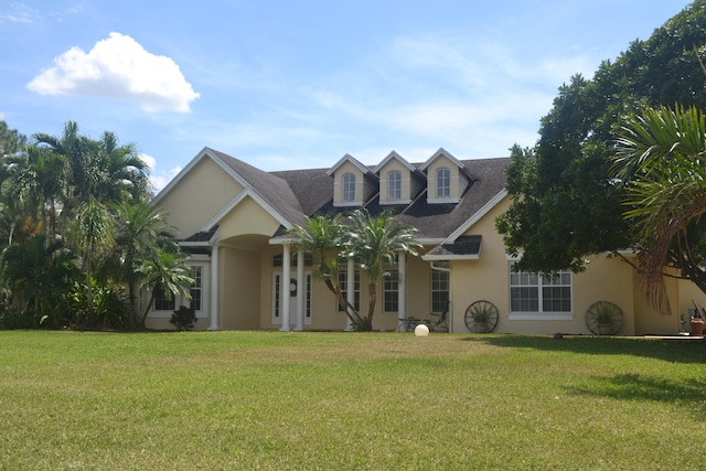 view of front facade featuring a front lawn