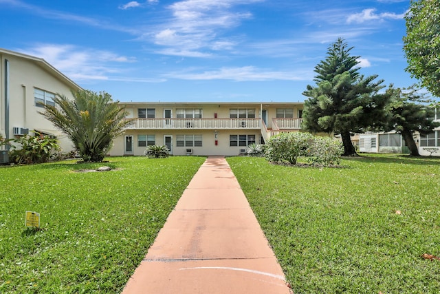 multi unit property featuring a front yard