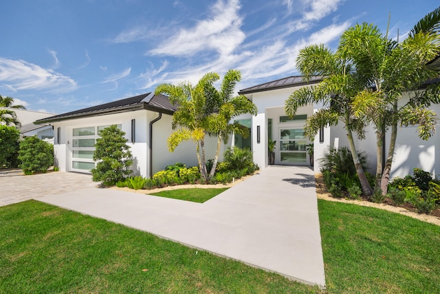 view of front facade featuring a front lawn