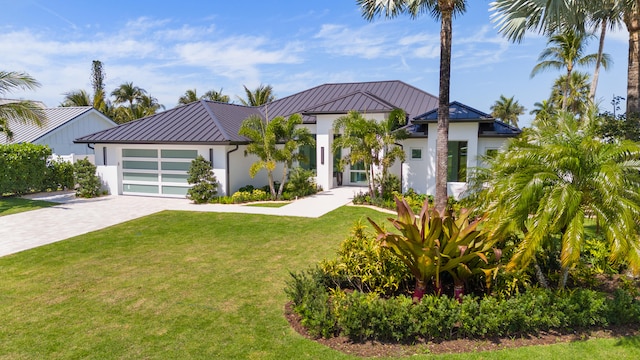 view of front facade featuring a front yard and a garage