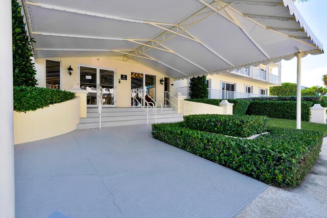 view of front of property with a balcony